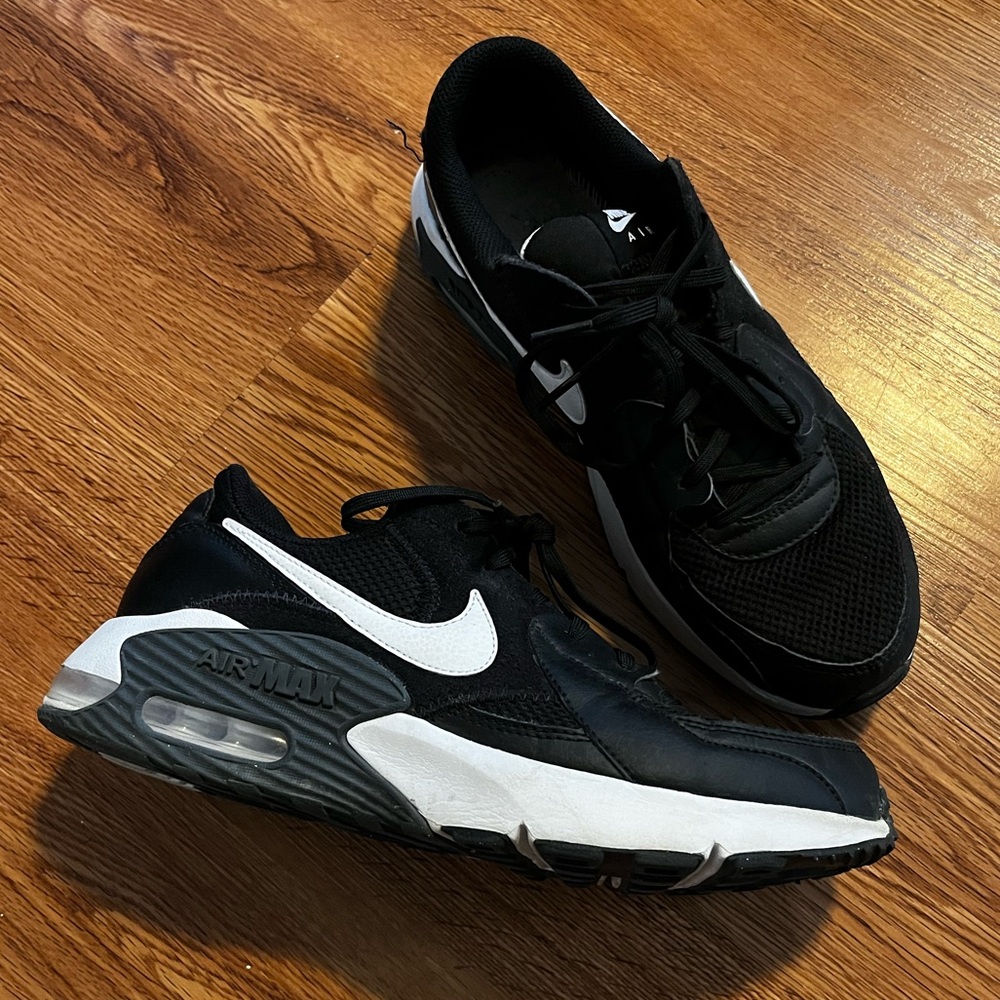 Men’s size 9 Nike Airmax shoe